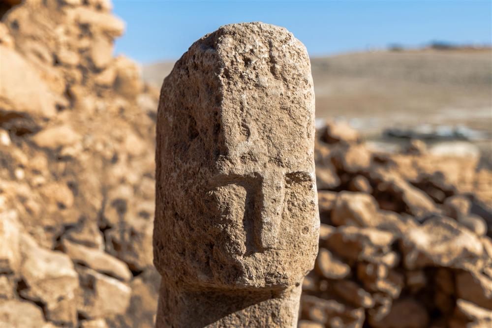 BAKAN ERSOY DUYURDU! KAHANTEPE'DE İNSAN YÜZLÜ T BİÇİMLİ DİKİLİTAŞ BULUNDU